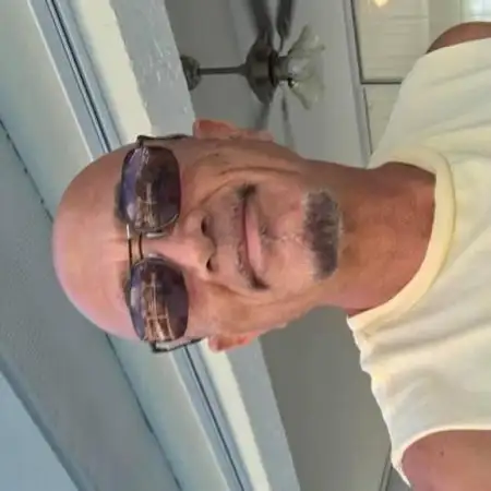 Avi, 71, ארה