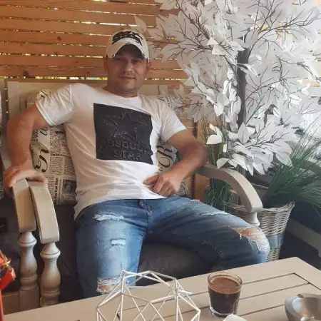 Vetal, 42, ארה