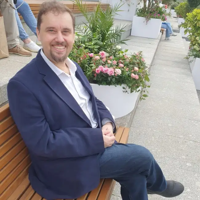 Ilya, 44