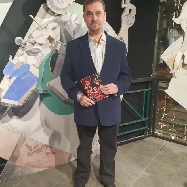Ilya, 44