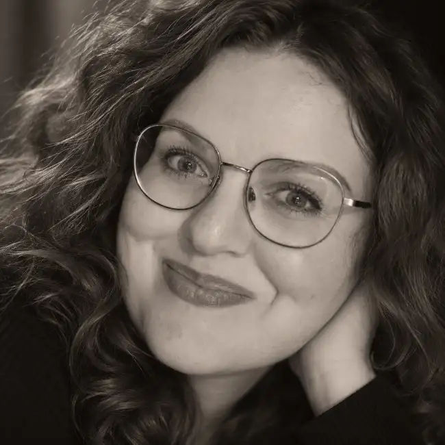 Dina, 36